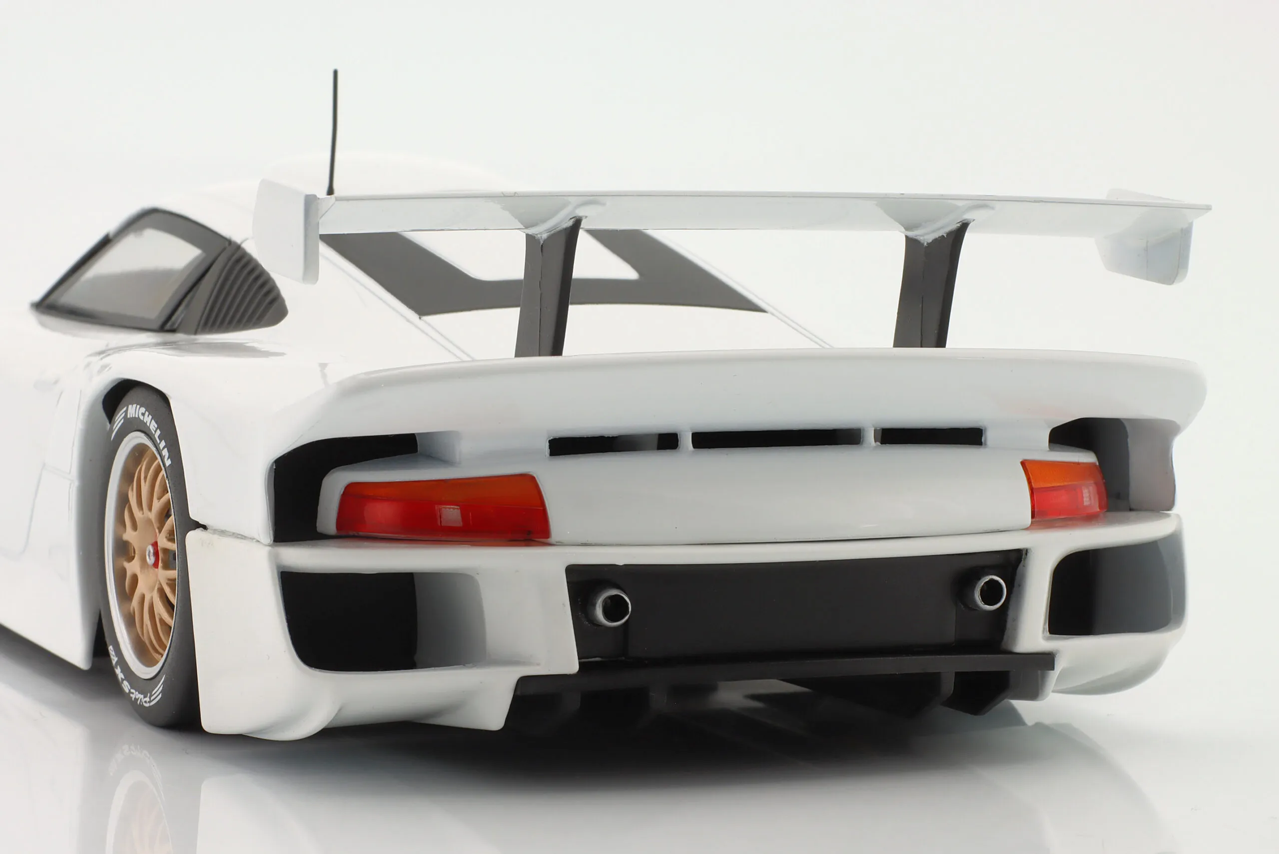 Porsche 911 GT1 Plain Body Edition 1997 weiß 1:18 WERK83 – Bild 7